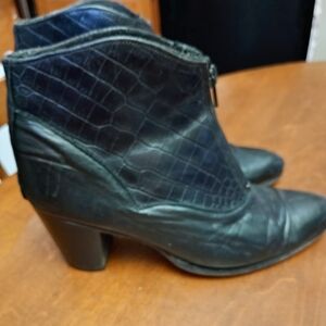 Vintage Chic Leather Black Croc-Embossed Ankle Booties
